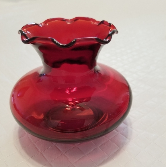 Small ruby red Crimped edge flower vase - Picture 1 of 4